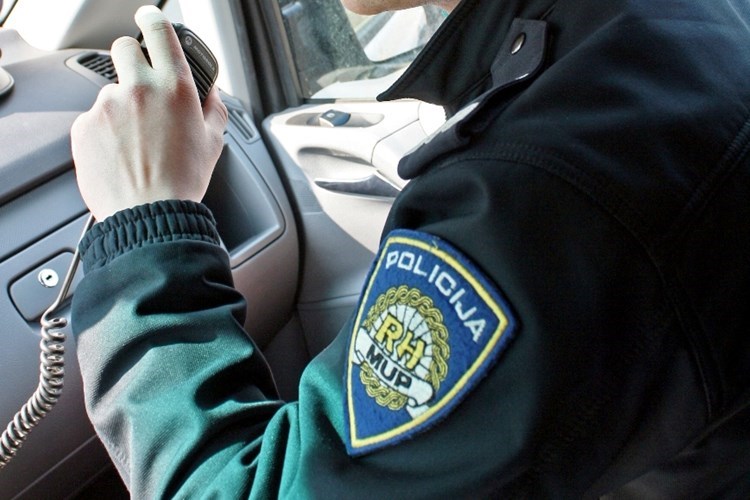 Slika /PU_DN/Ilustracija/policija, veza u vozilu.jpg